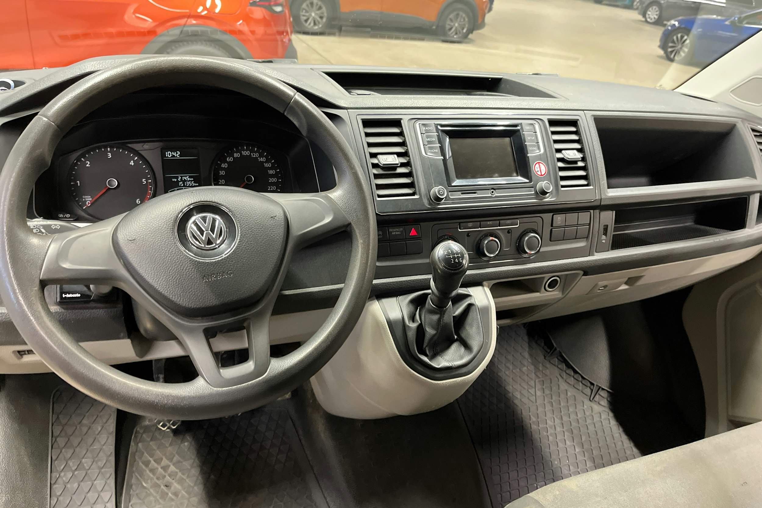 valkoinen Volkswagen Transporter 2018 kuva 7.