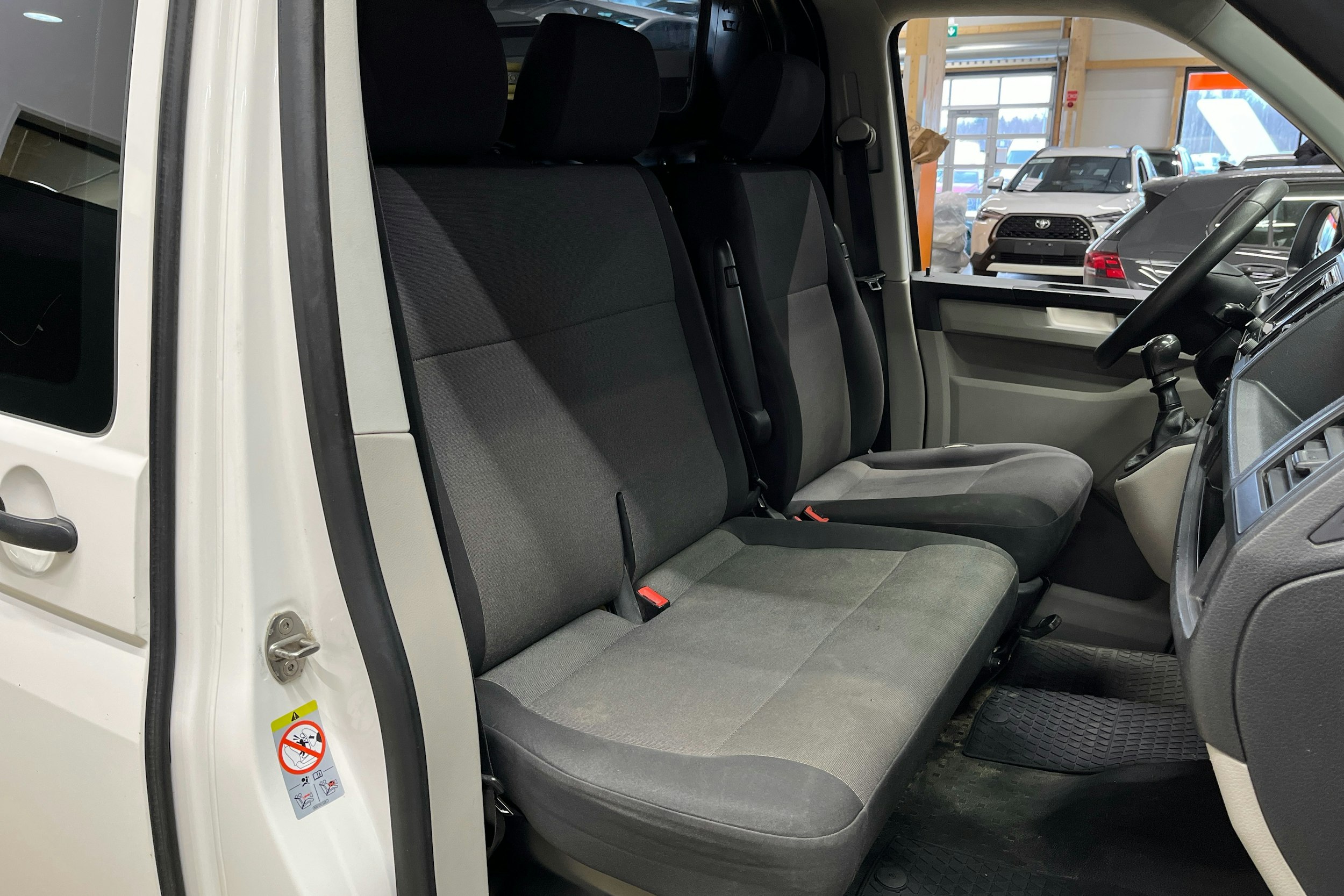 valkoinen Volkswagen Transporter 2018 kuva 8.