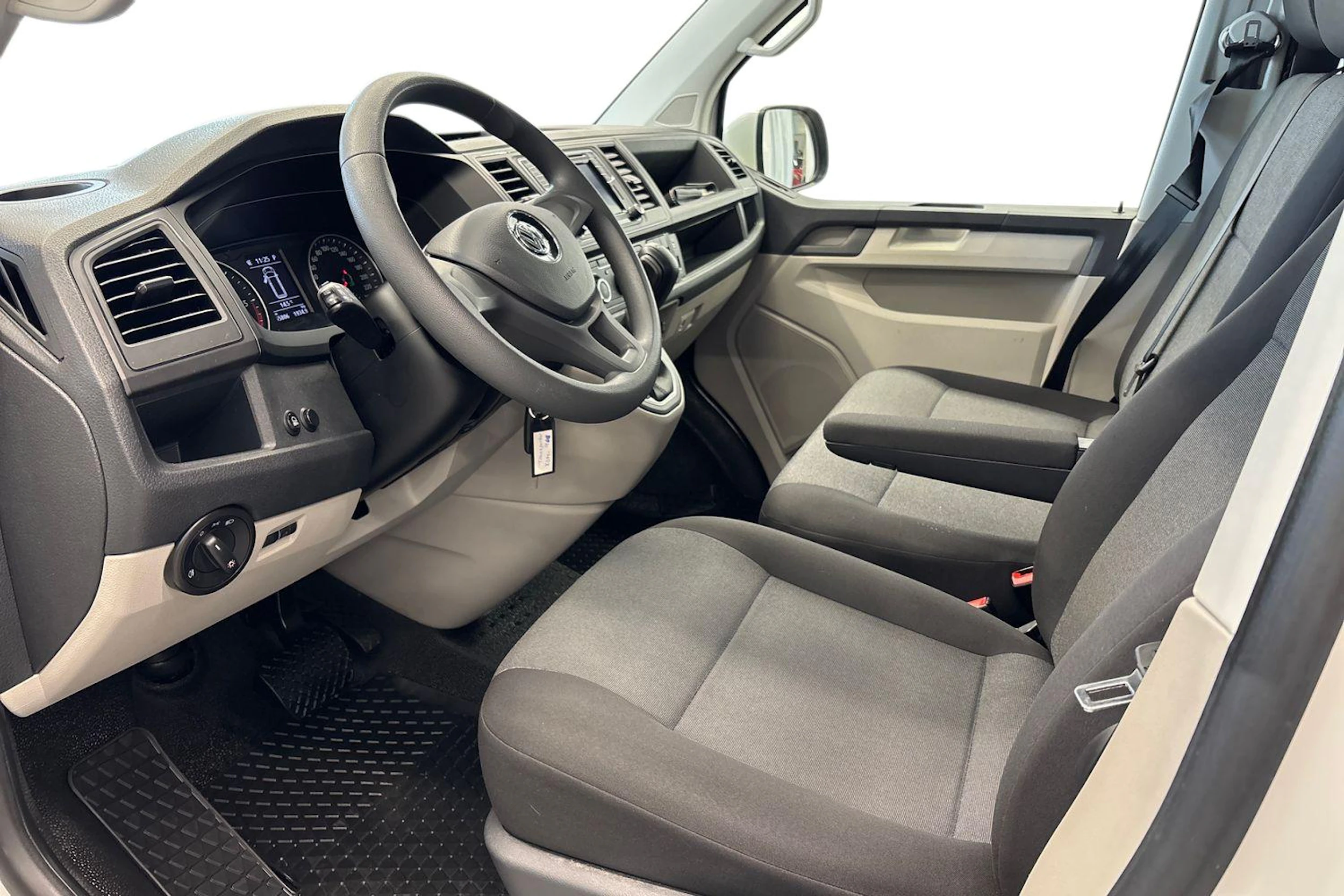 valkoinen Volkswagen Transporter 2018 kuva 6.