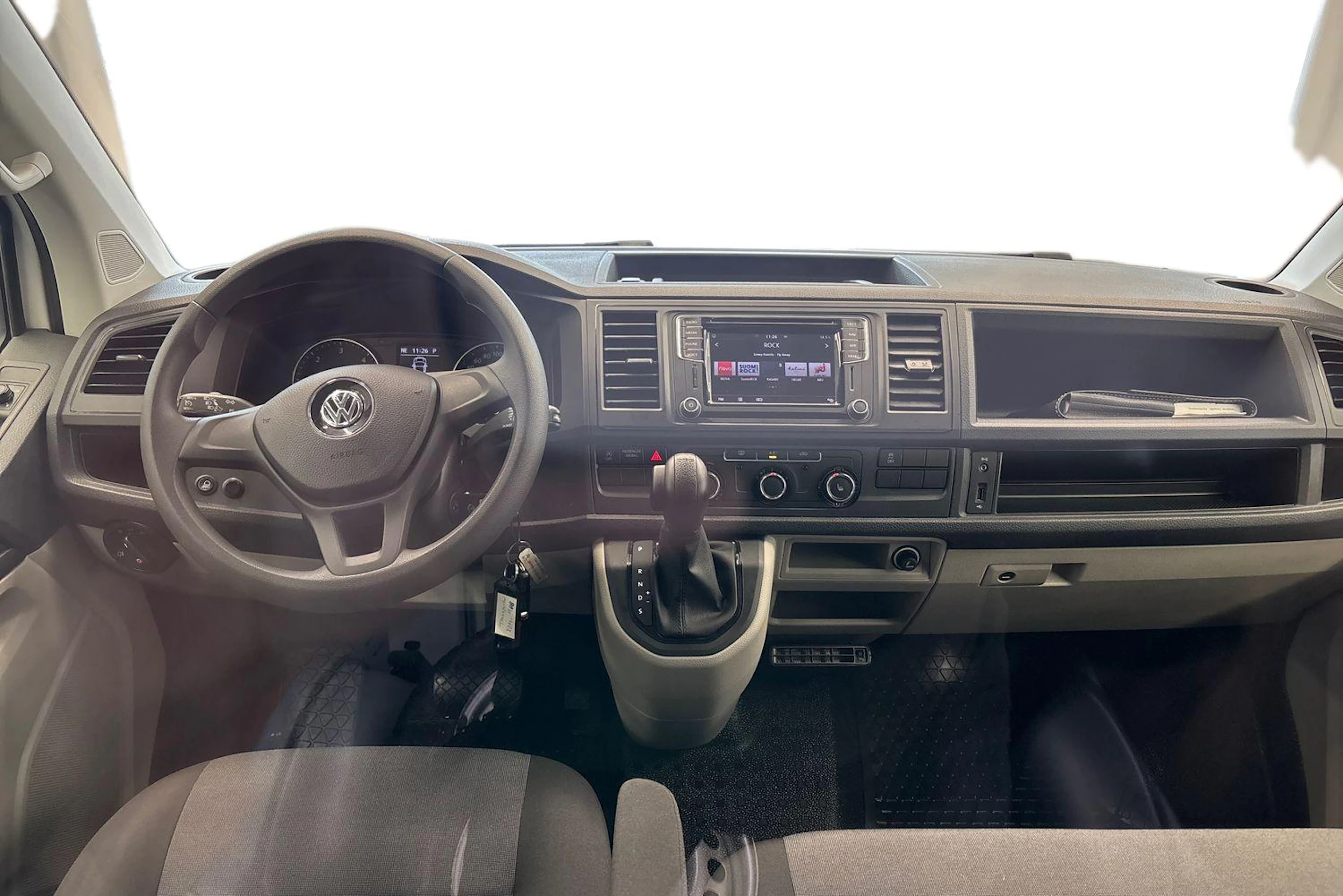 valkoinen Volkswagen Transporter 2018 kuva 7.