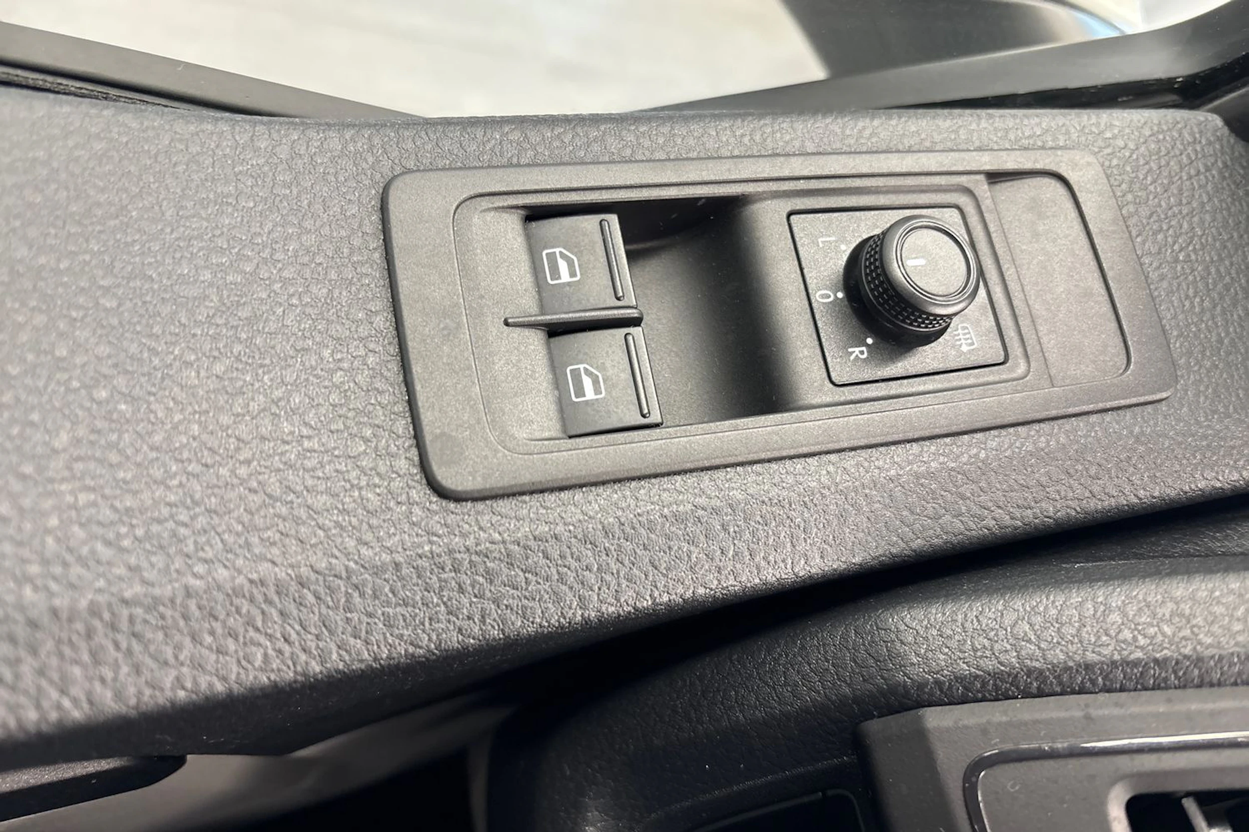 valkoinen Volkswagen Transporter 2018 kuva 10.