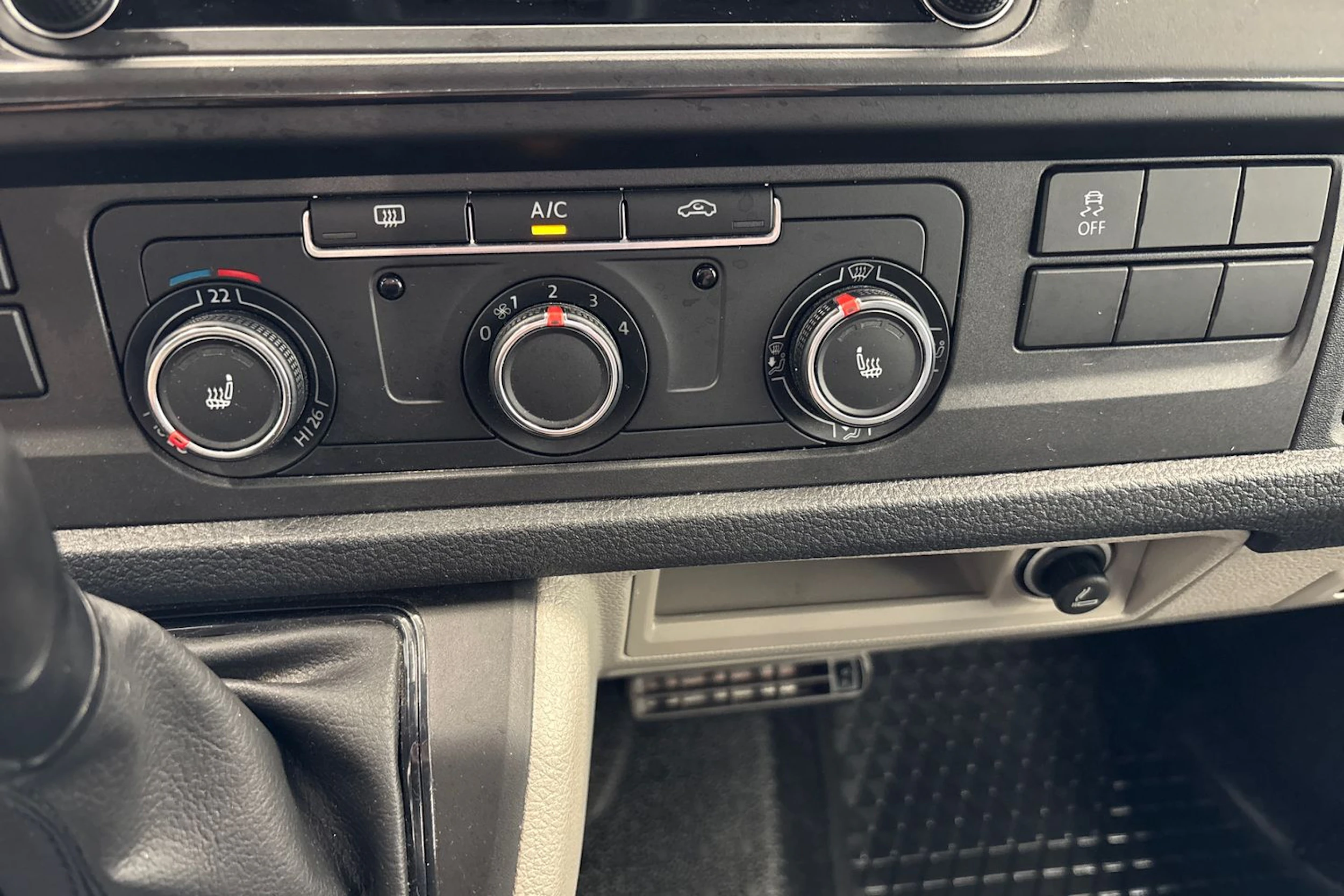 valkoinen Volkswagen Transporter 2018 kuva 13.