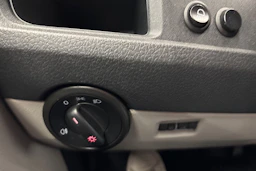 valkoinen Volkswagen Transporter 2018 kuva 14.