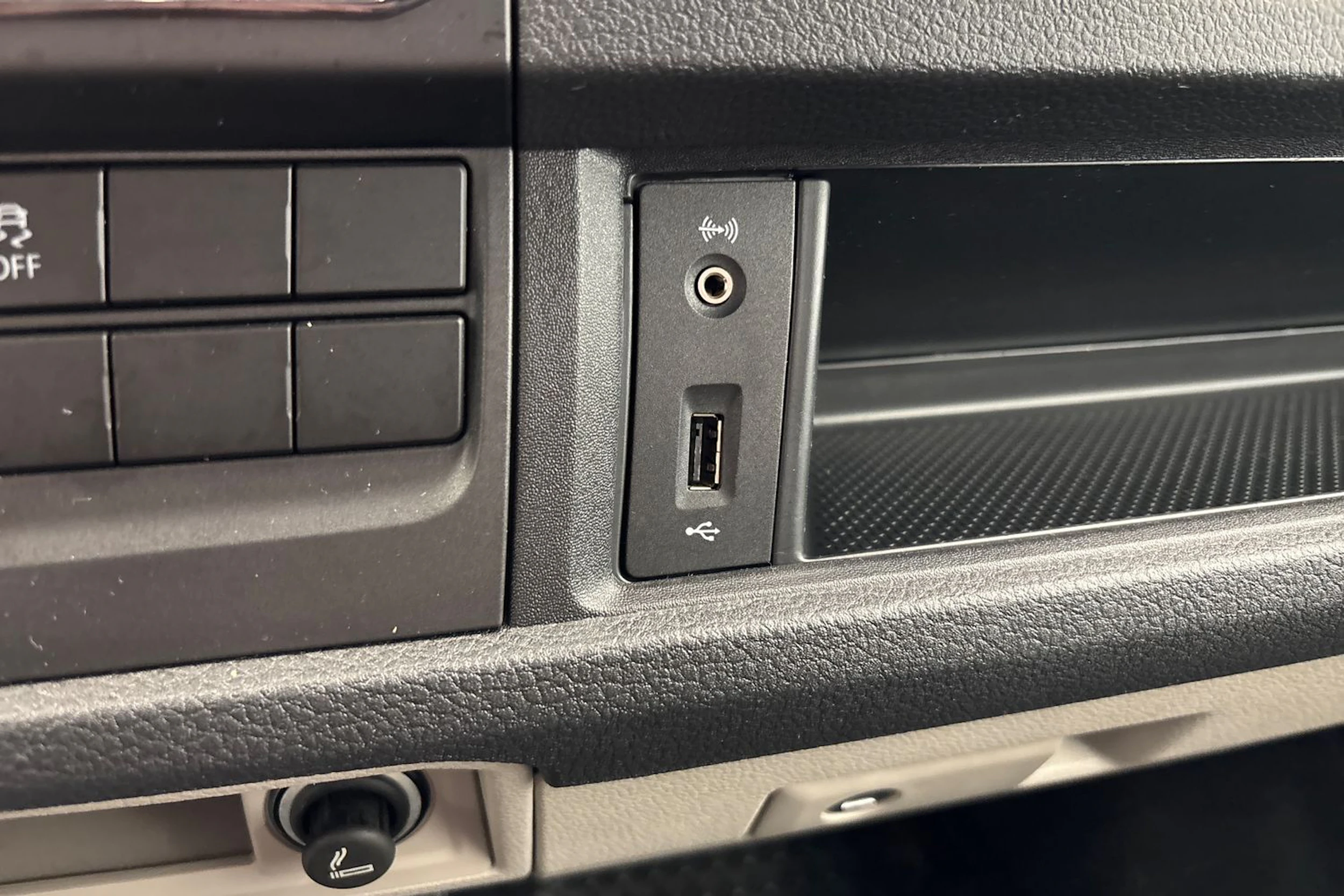 valkoinen Volkswagen Transporter 2018 kuva 15.