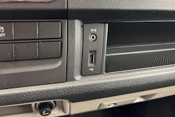 valkoinen Volkswagen Transporter 2018 kuva 15.