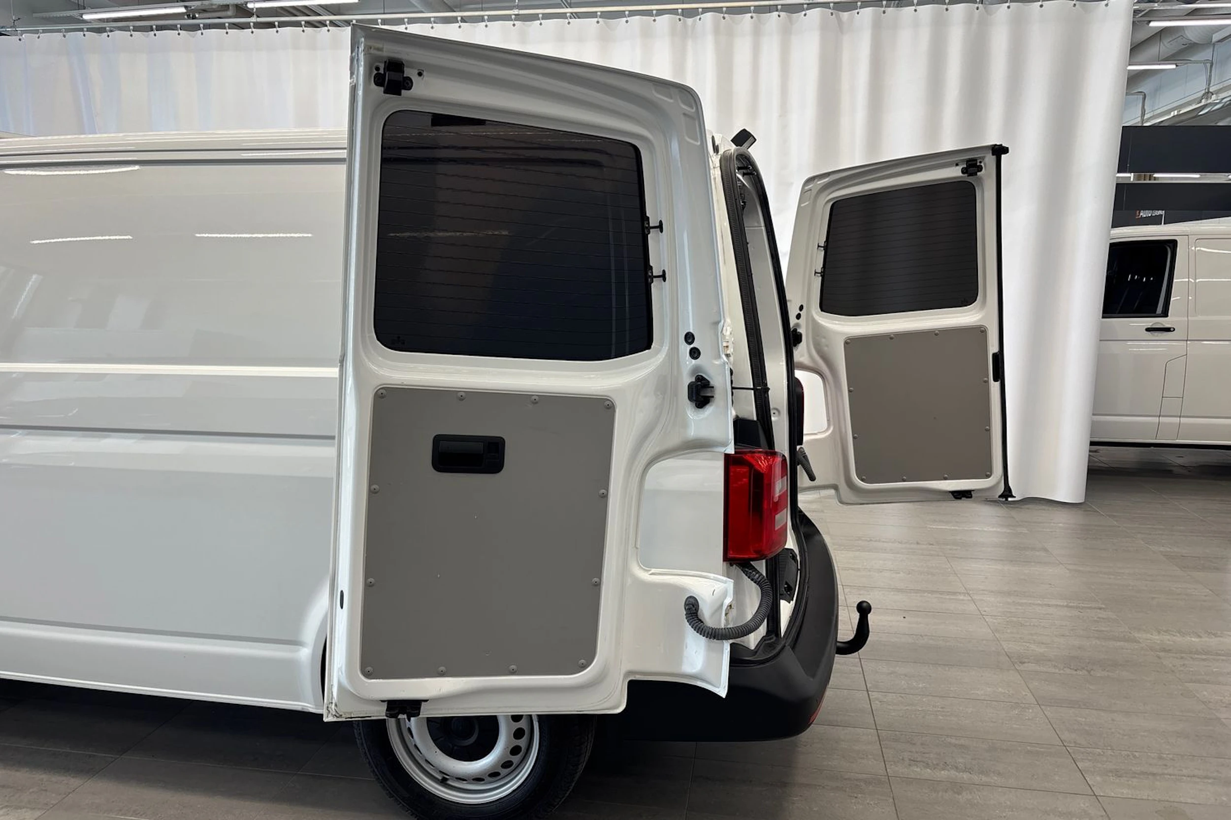 valkoinen Volkswagen Transporter 2018 kuva 18.