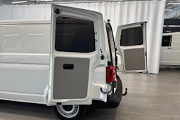 valkoinen Volkswagen Transporter 2018 kuva 18.