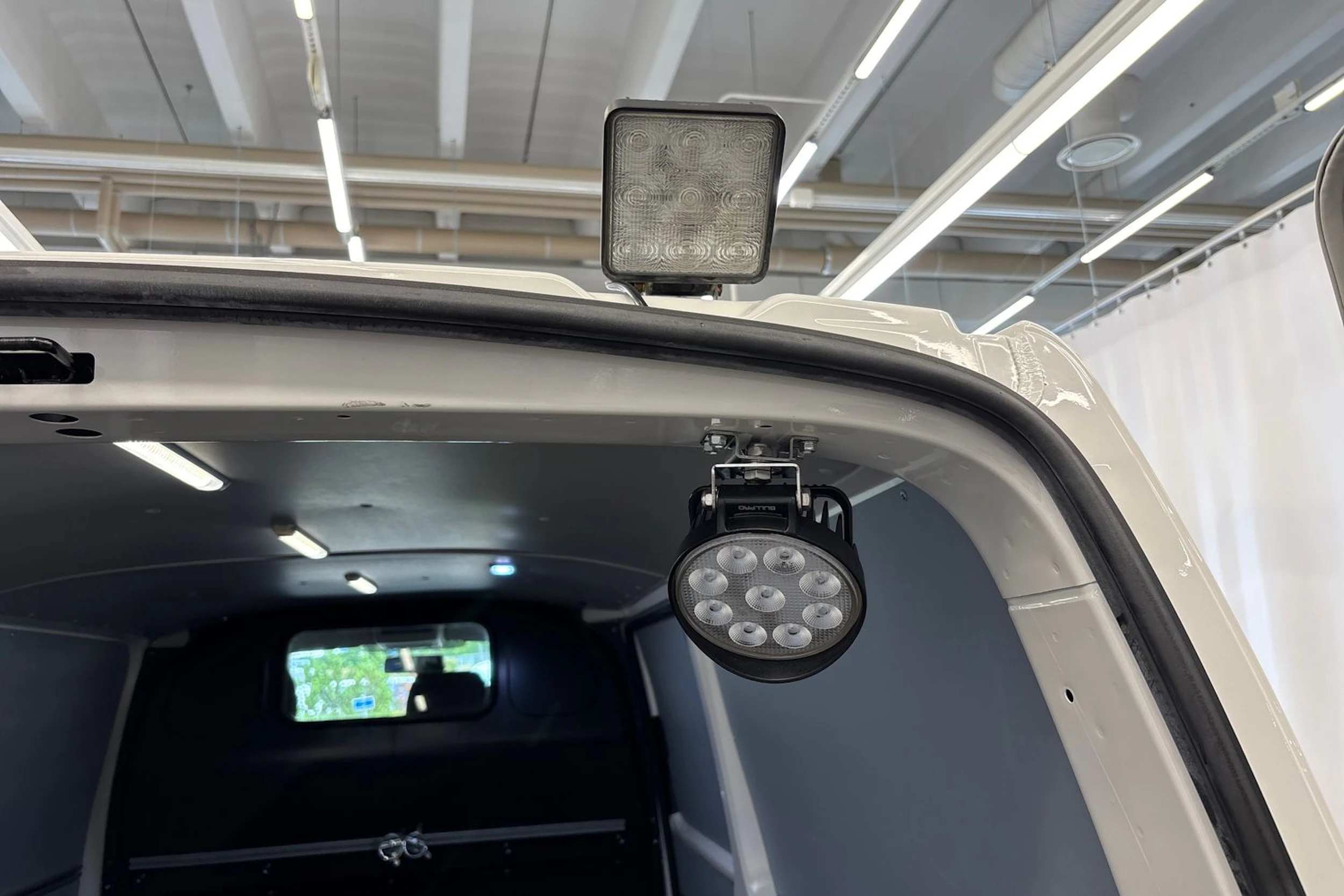 valkoinen Volkswagen Transporter 2018 kuva 19.