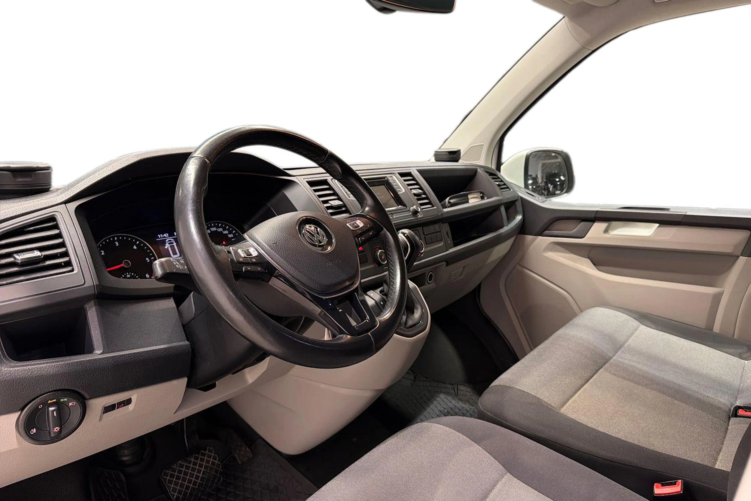valkoinen Volkswagen Transporter 2018 kuva 8.