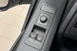 valkoinen Volkswagen Transporter 2018 kuva 15.
