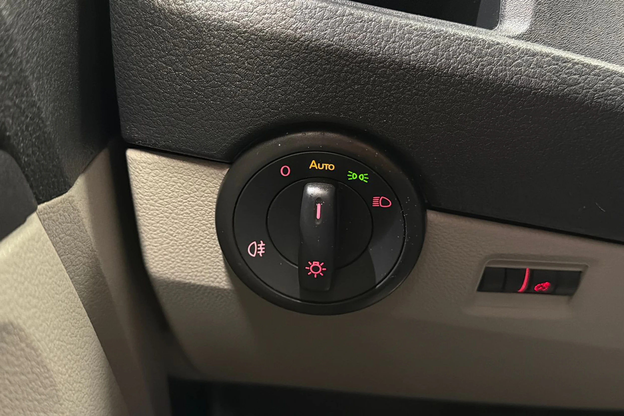 valkoinen Volkswagen Transporter 2018 kuva 16.