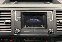 valkoinen Volkswagen Transporter 2018 kuva 19.