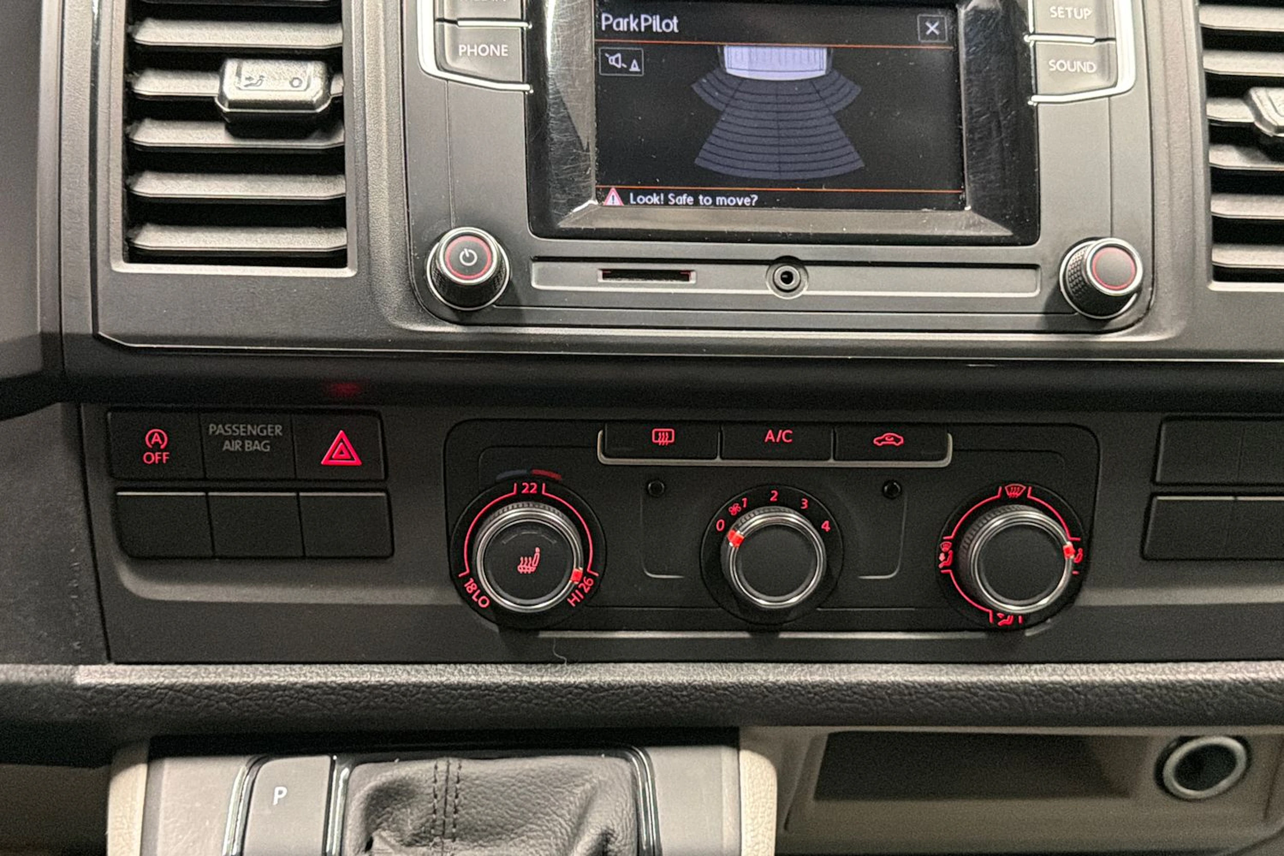 valkoinen Volkswagen Transporter 2018 kuva 21.