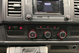 valkoinen Volkswagen Transporter 2018 kuva 21.