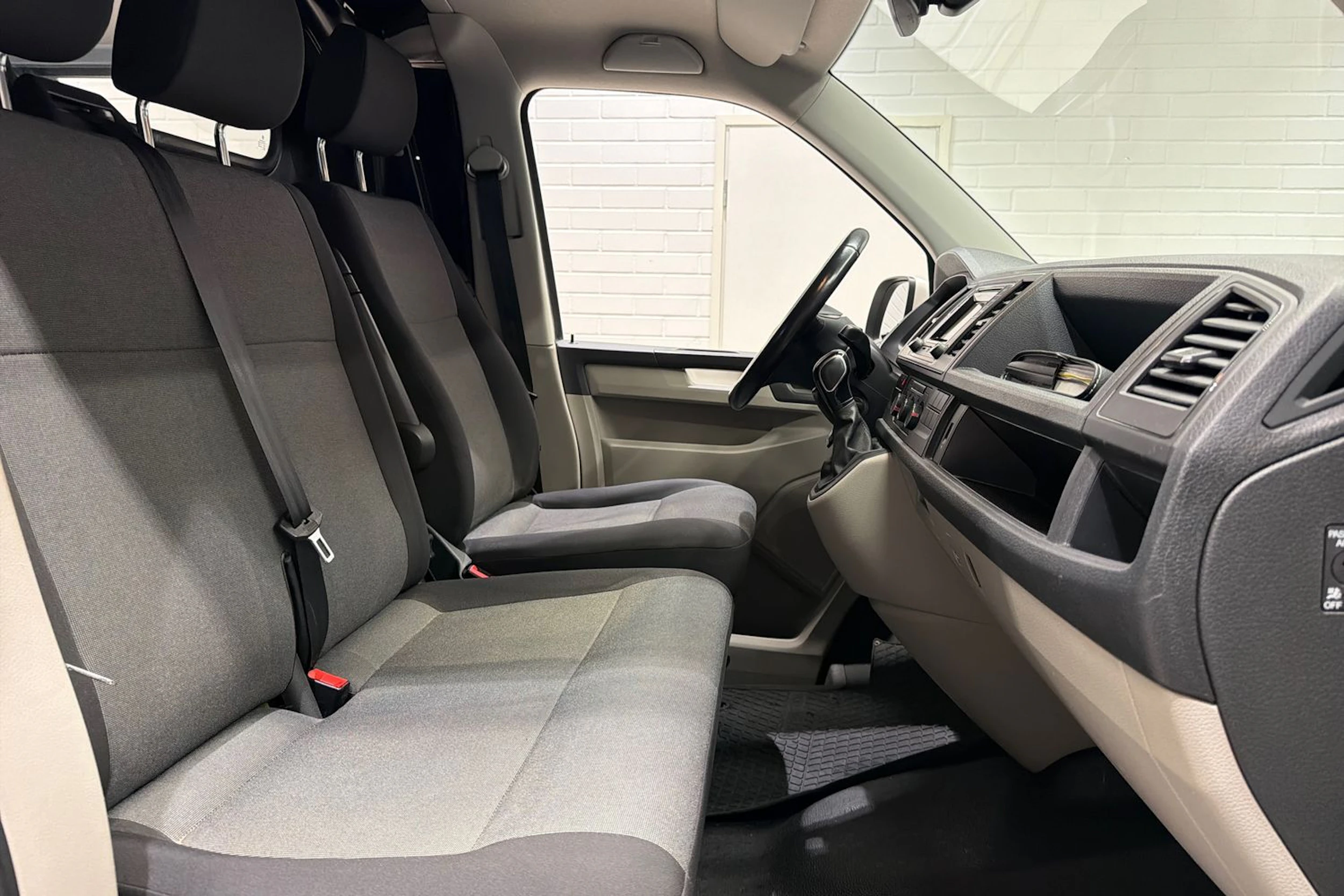 valkoinen Volkswagen Transporter 2018 kuva 23.