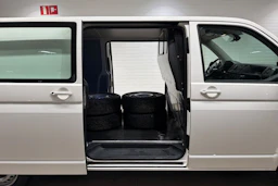 valkoinen Volkswagen Transporter 2018 kuva 24.