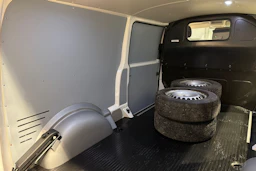 valkoinen Volkswagen Transporter 2018 kuva 28.
