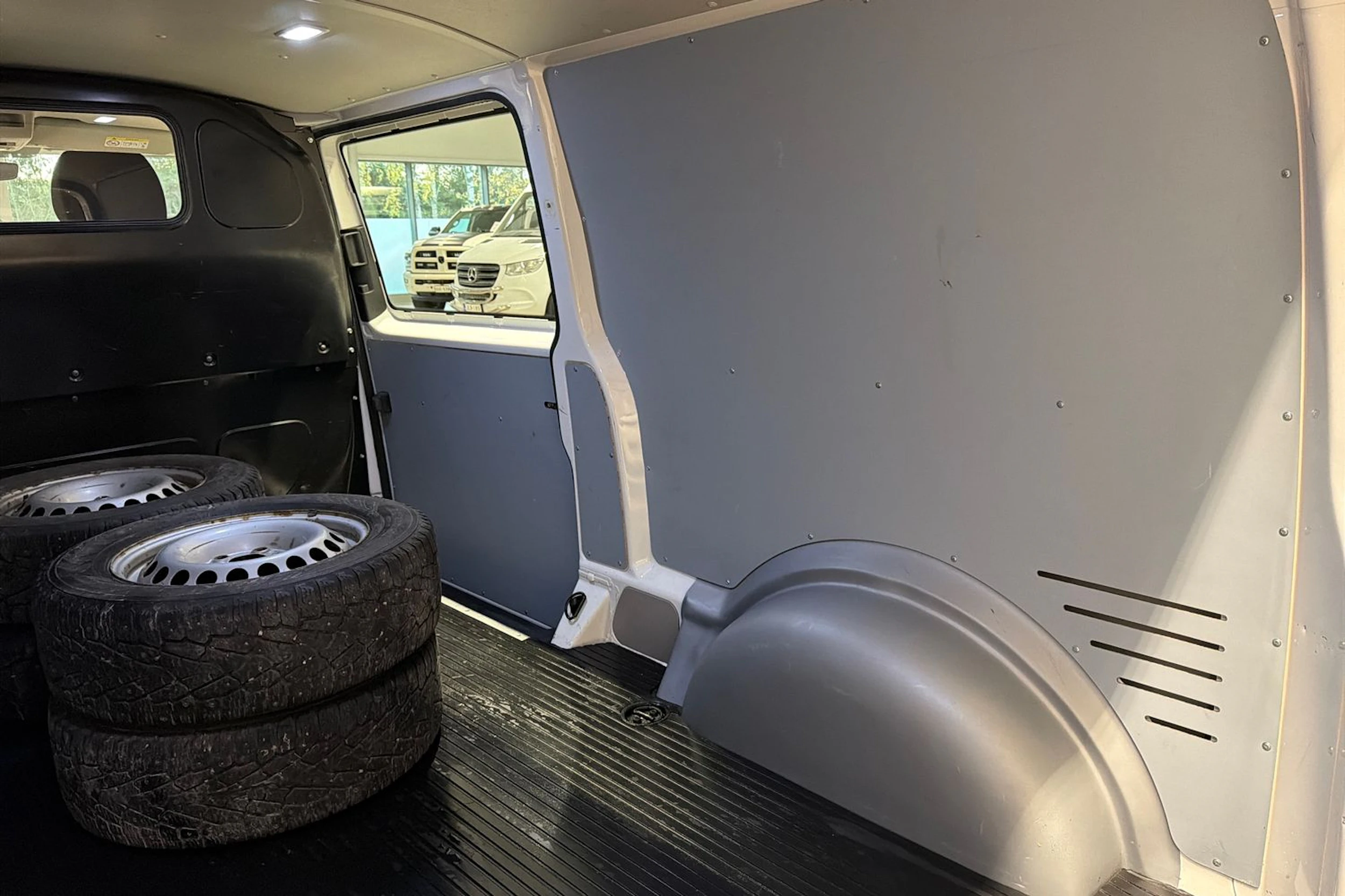 valkoinen Volkswagen Transporter 2018 kuva 29.