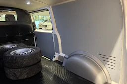 valkoinen Volkswagen Transporter 2018 kuva 29.
