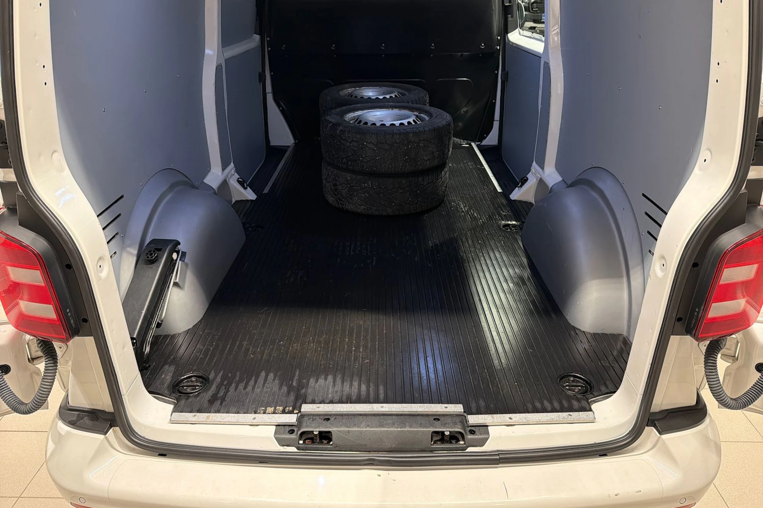 valkoinen Volkswagen Transporter 2018 kuva 30.