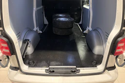 valkoinen Volkswagen Transporter 2018 kuva 30.