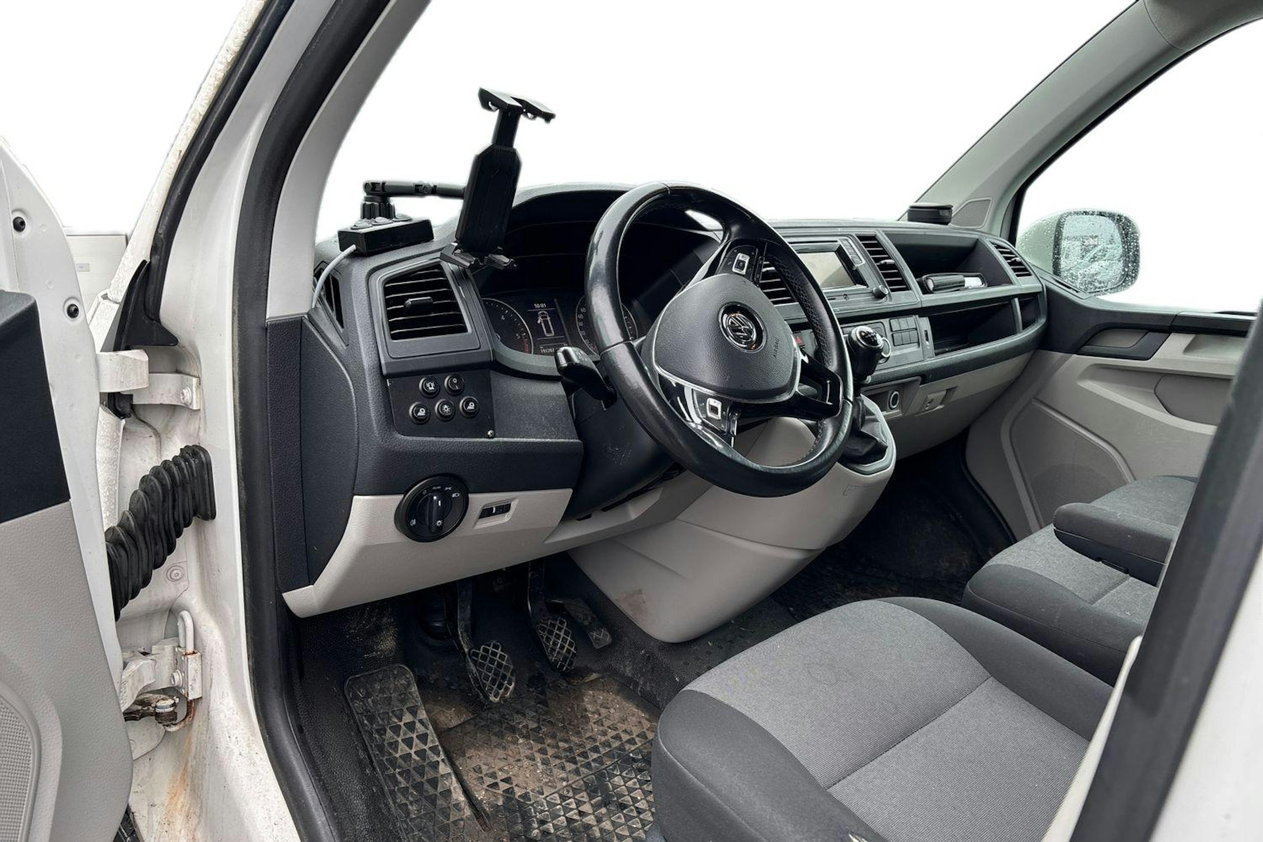 valkoinen Volkswagen Transporter 2018 kuva 3.