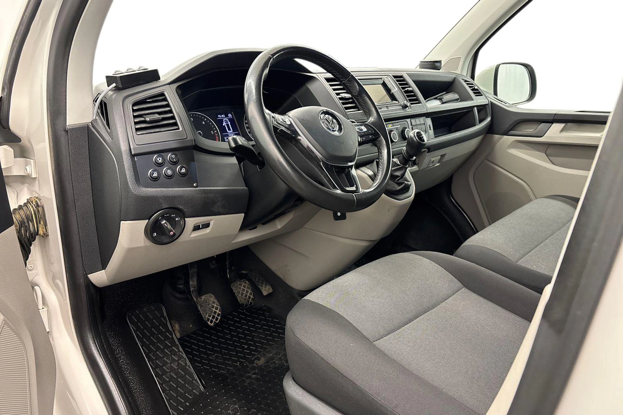 valkoinen Volkswagen Transporter 2018 kuva 6.