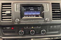 valkoinen Volkswagen Transporter 2018 kuva 7.