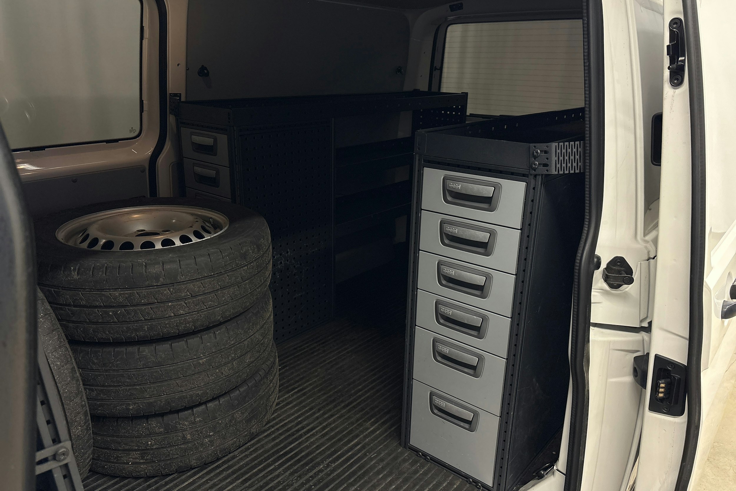 valkoinen Volkswagen Transporter 2018 kuva 10.