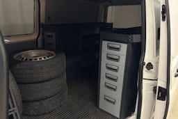 valkoinen Volkswagen Transporter 2018 kuva 10.