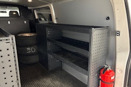 valkoinen Volkswagen Transporter 2018 kuva 12.