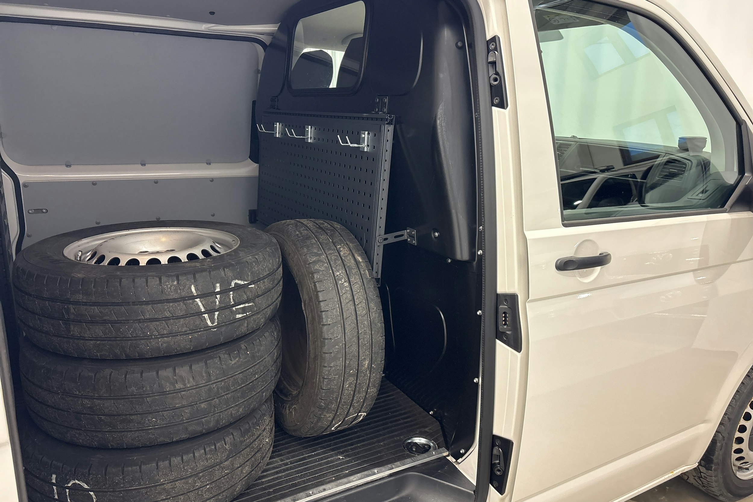 valkoinen Volkswagen Transporter 2018 kuva 13.