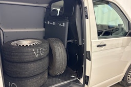 valkoinen Volkswagen Transporter 2018 kuva 13.