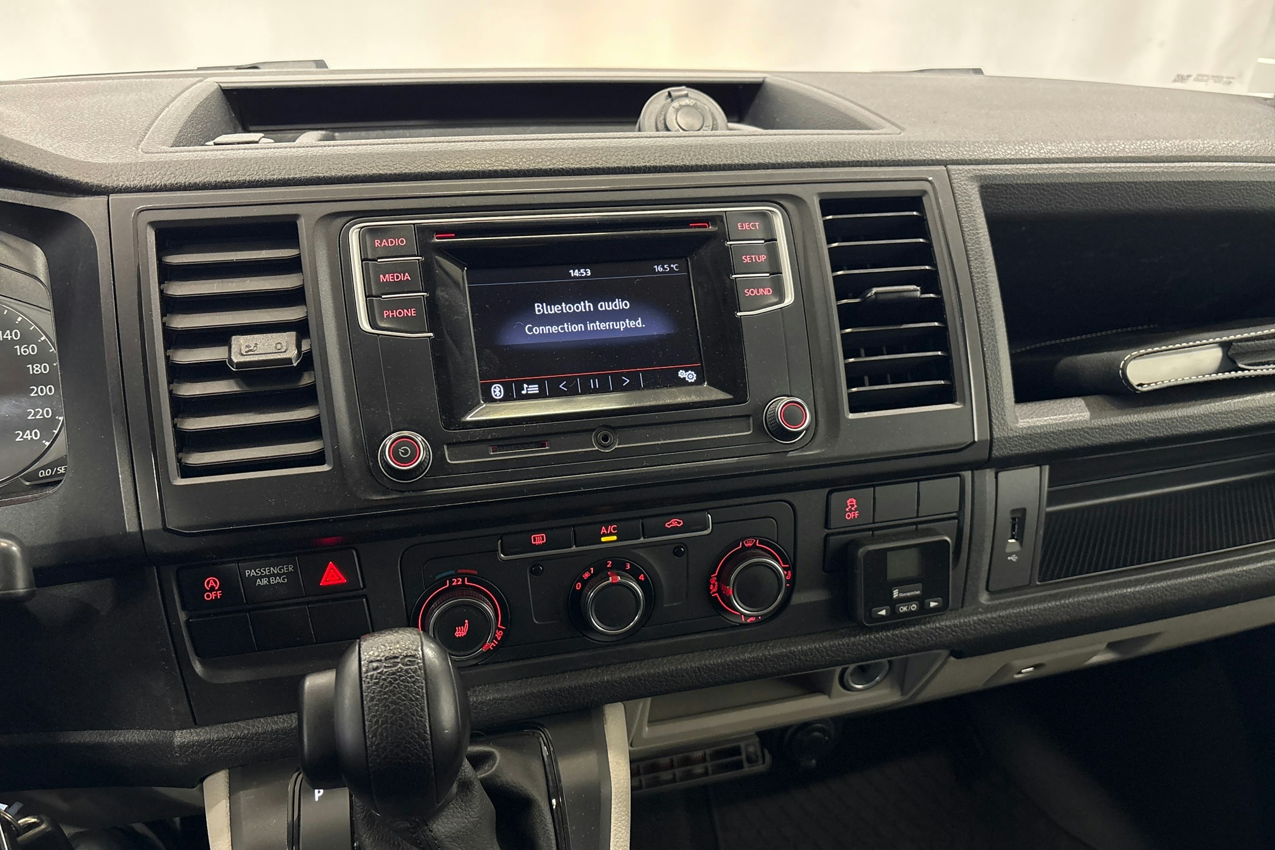 valkoinen Volkswagen Transporter 2018 kuva 15.