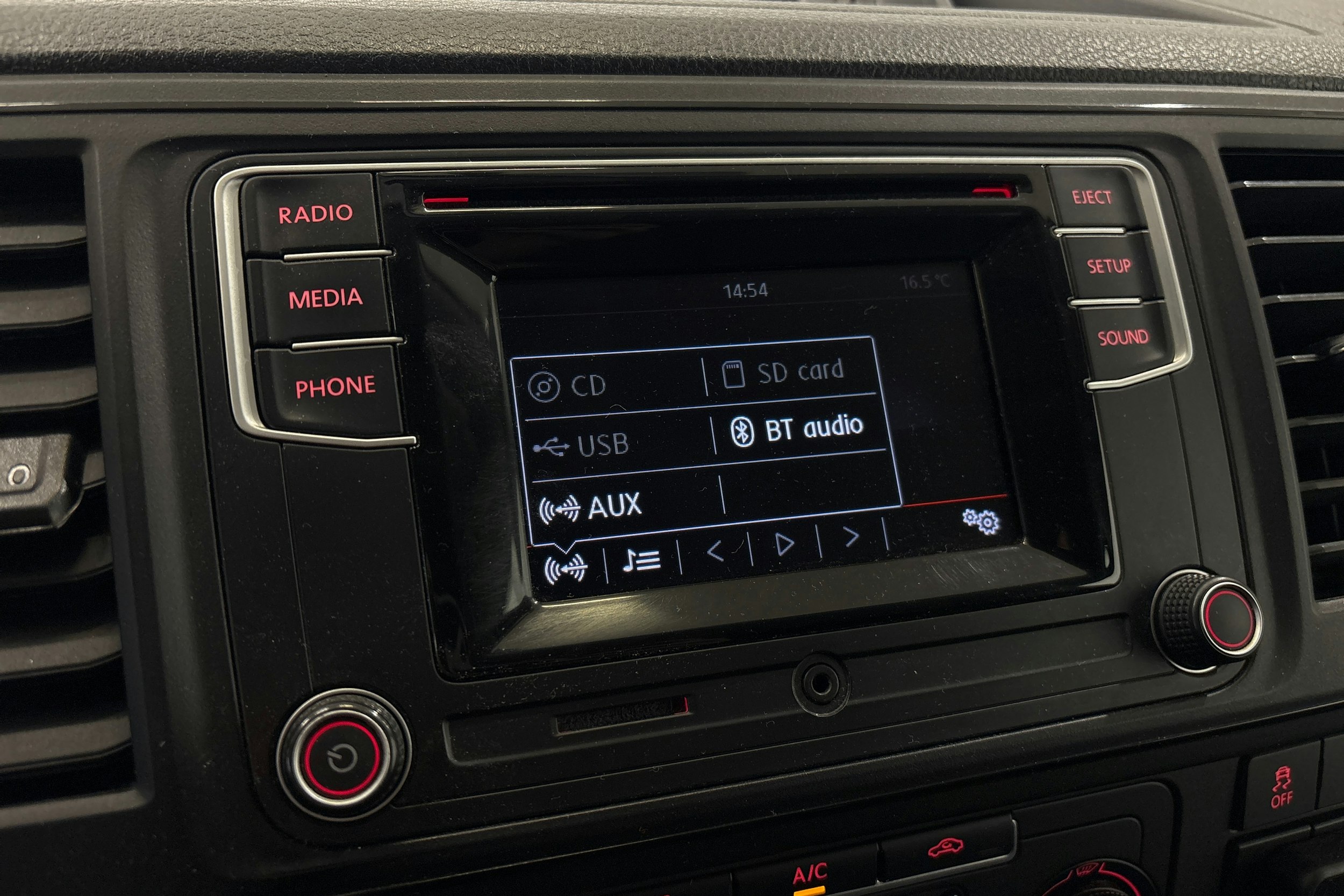 valkoinen Volkswagen Transporter 2018 kuva 17.