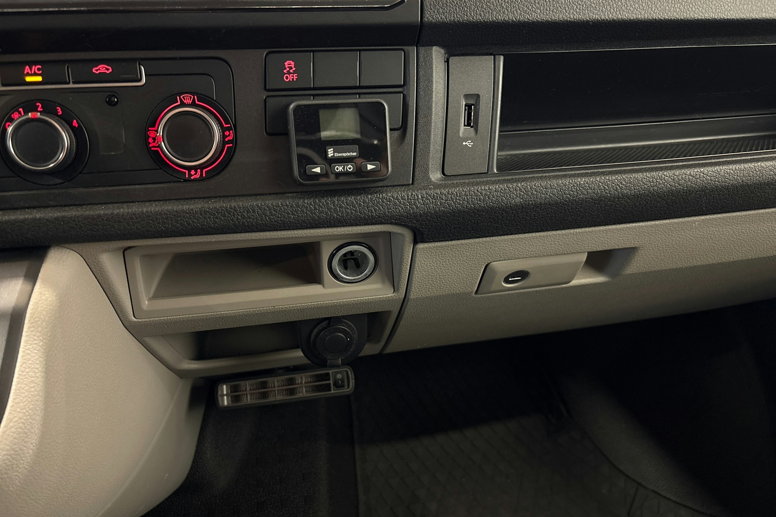 valkoinen Volkswagen Transporter 2018 kuva 18.