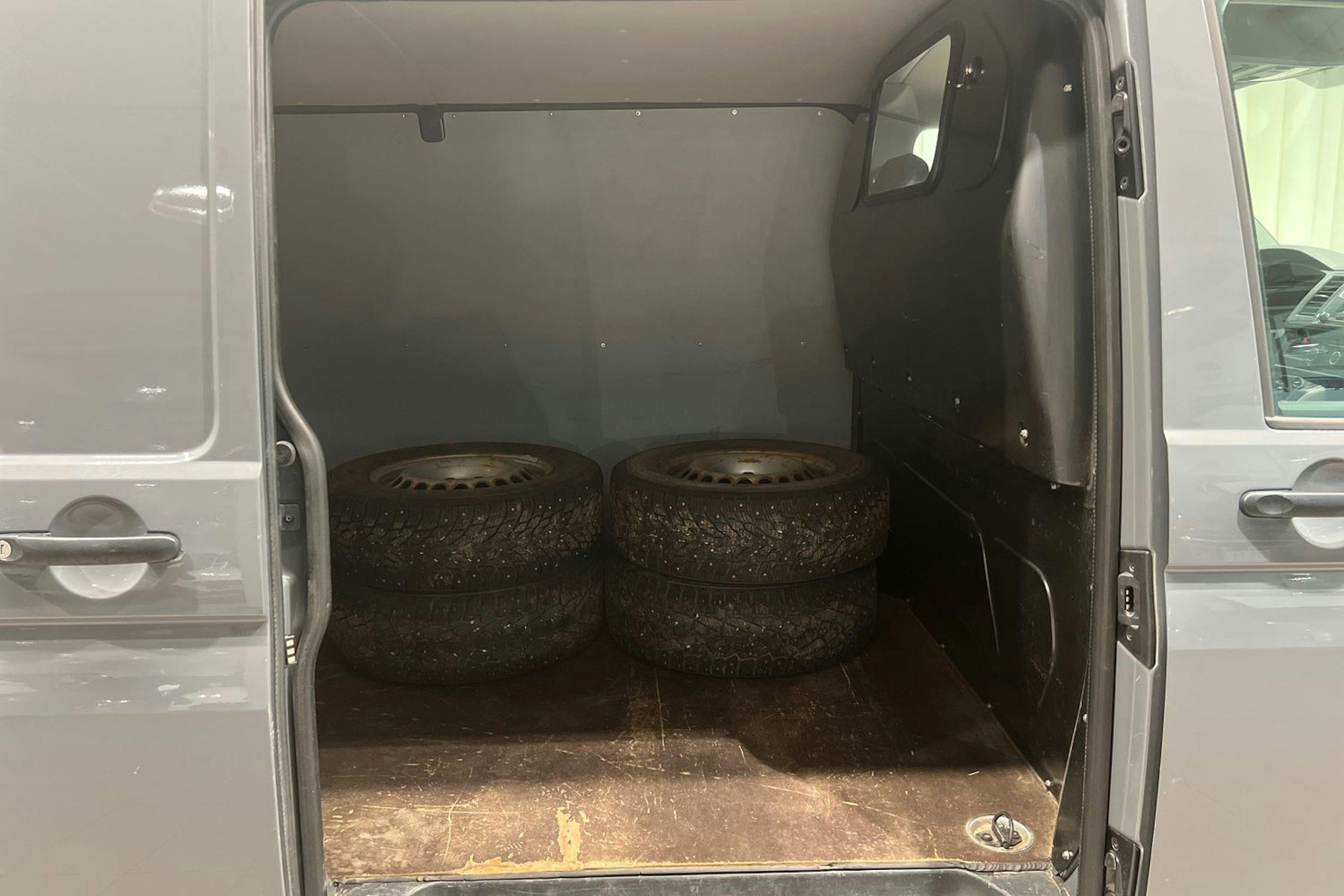 Harmaa Volkswagen TRANSPORTER 2018 kuva 15.