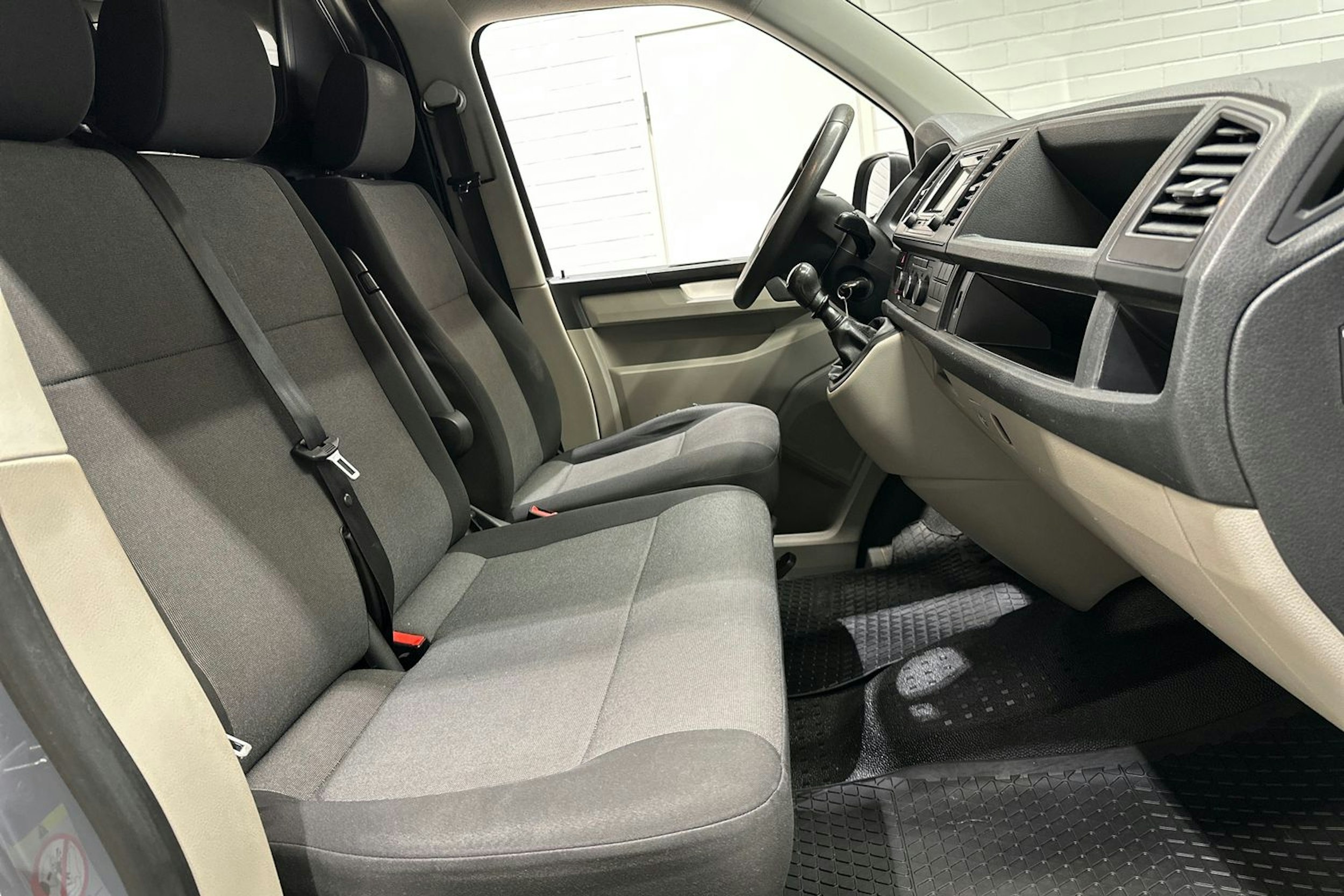 Harmaa Volkswagen TRANSPORTER 2018 kuva 21.
