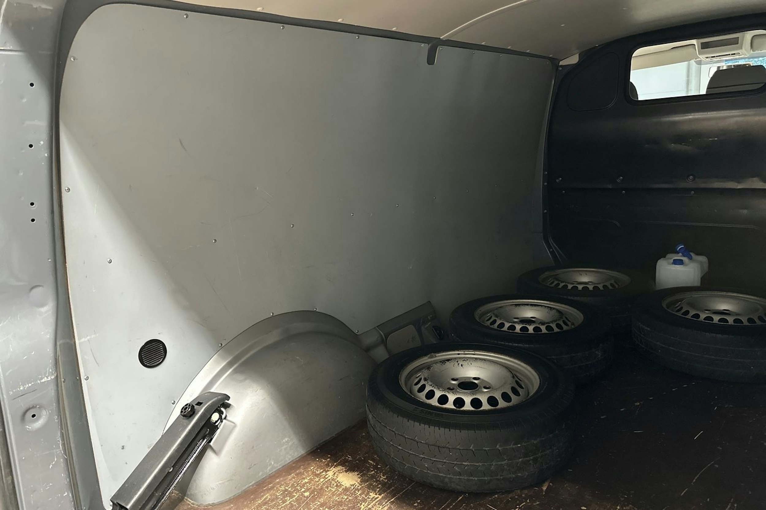 Harmaa Volkswagen TRANSPORTER 2018 kuva 26.