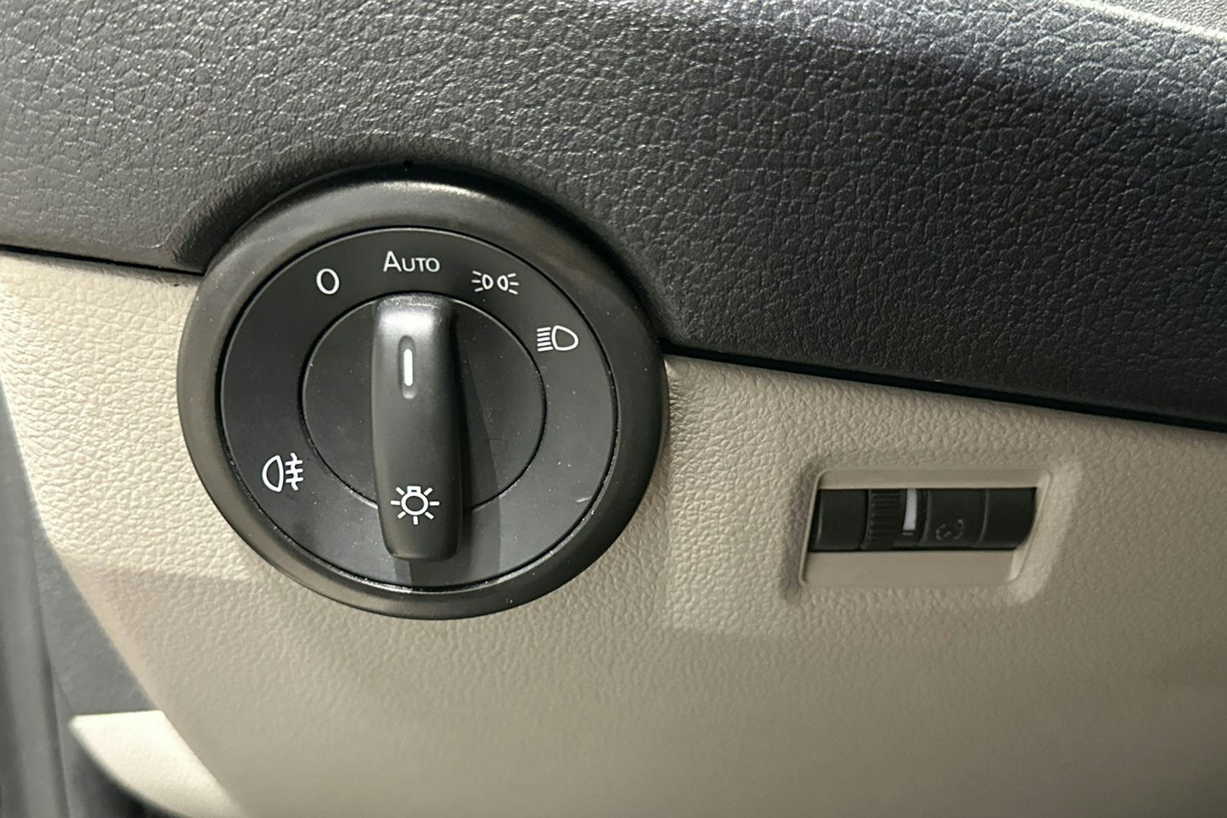 musta Volkswagen Transporter 2018 kuva 17.