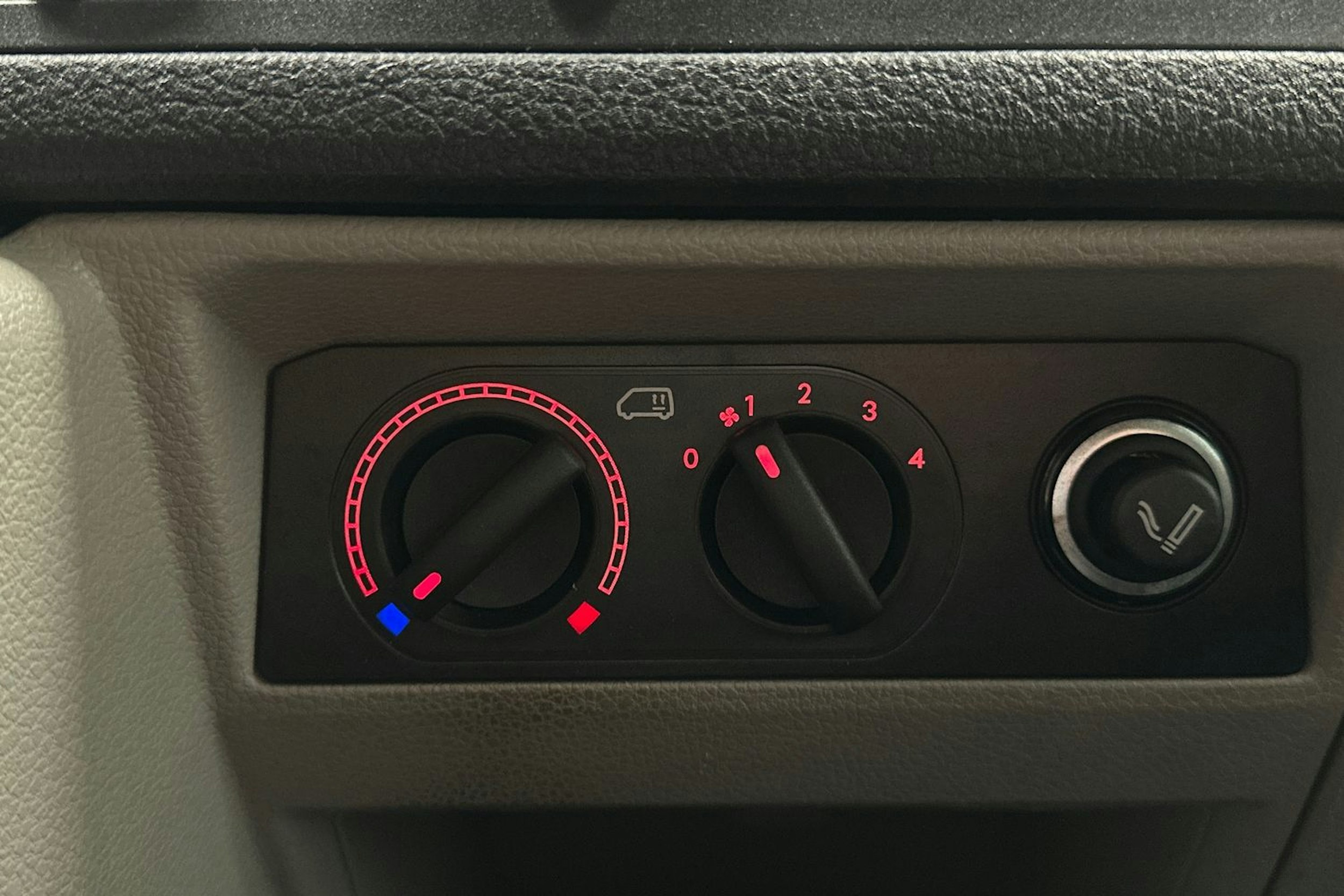 musta Volkswagen Transporter 2018 kuva 23.