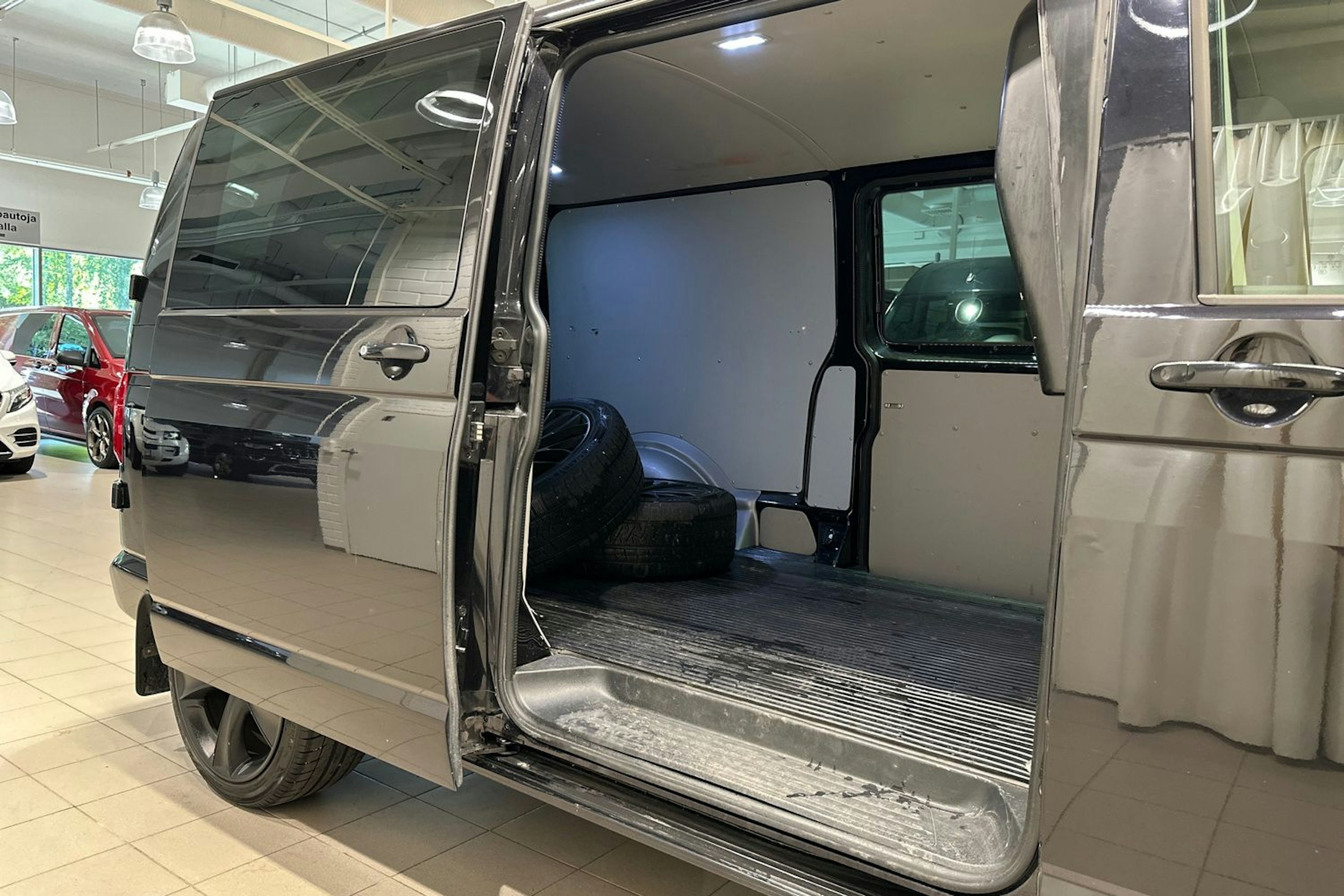 musta Volkswagen Transporter 2018 kuva 26.