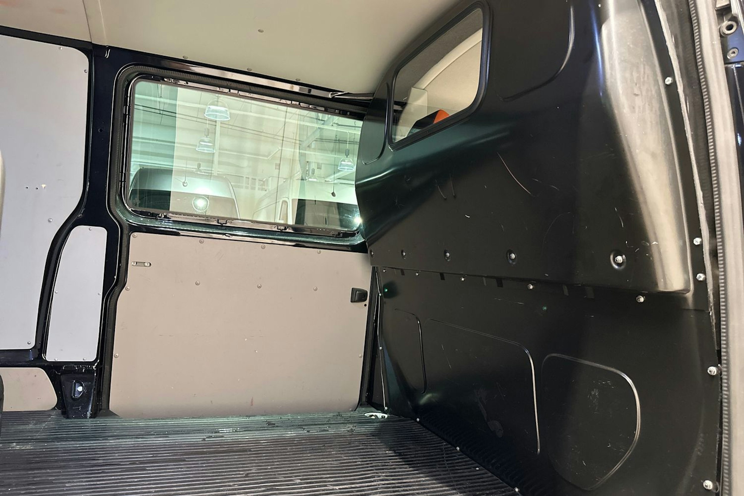 musta Volkswagen Transporter 2018 kuva 27.