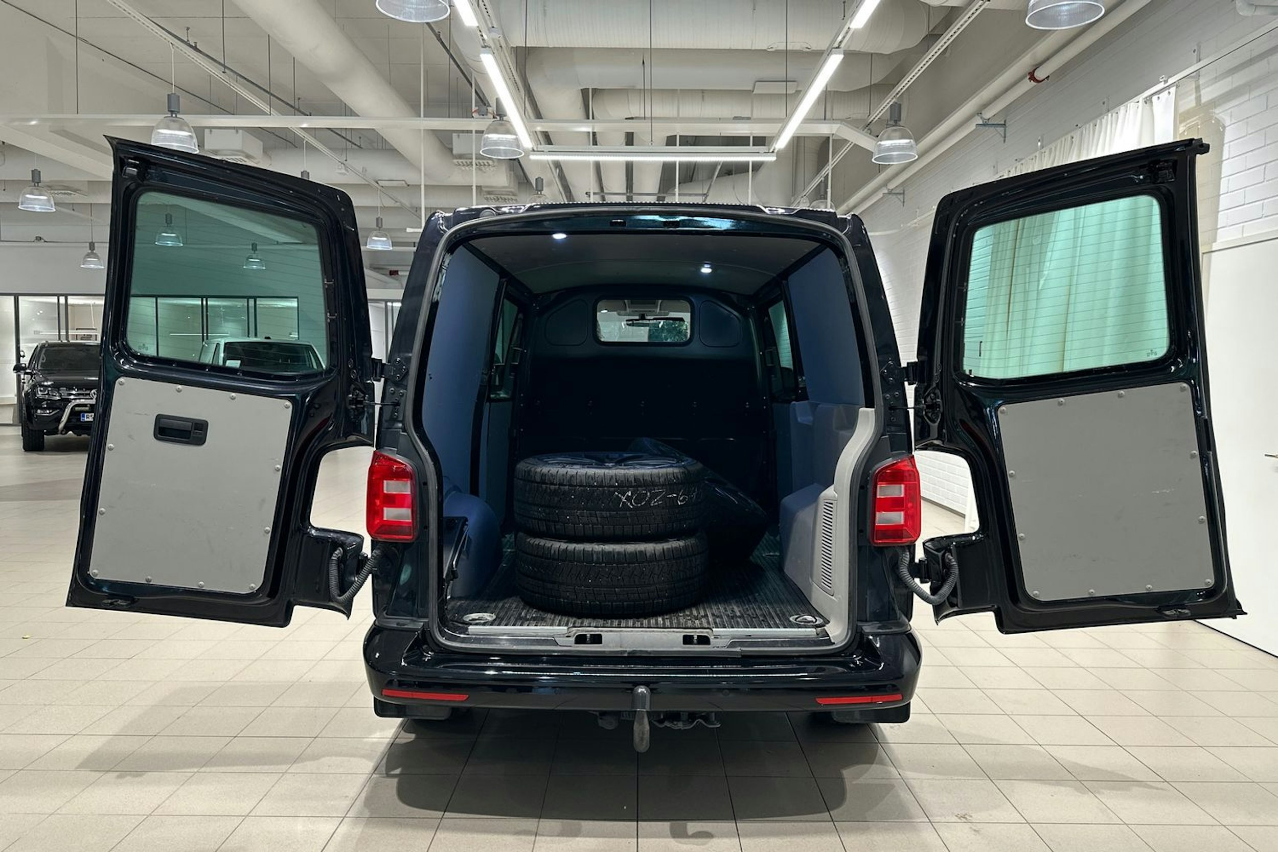 musta Volkswagen Transporter 2018 kuva 28.