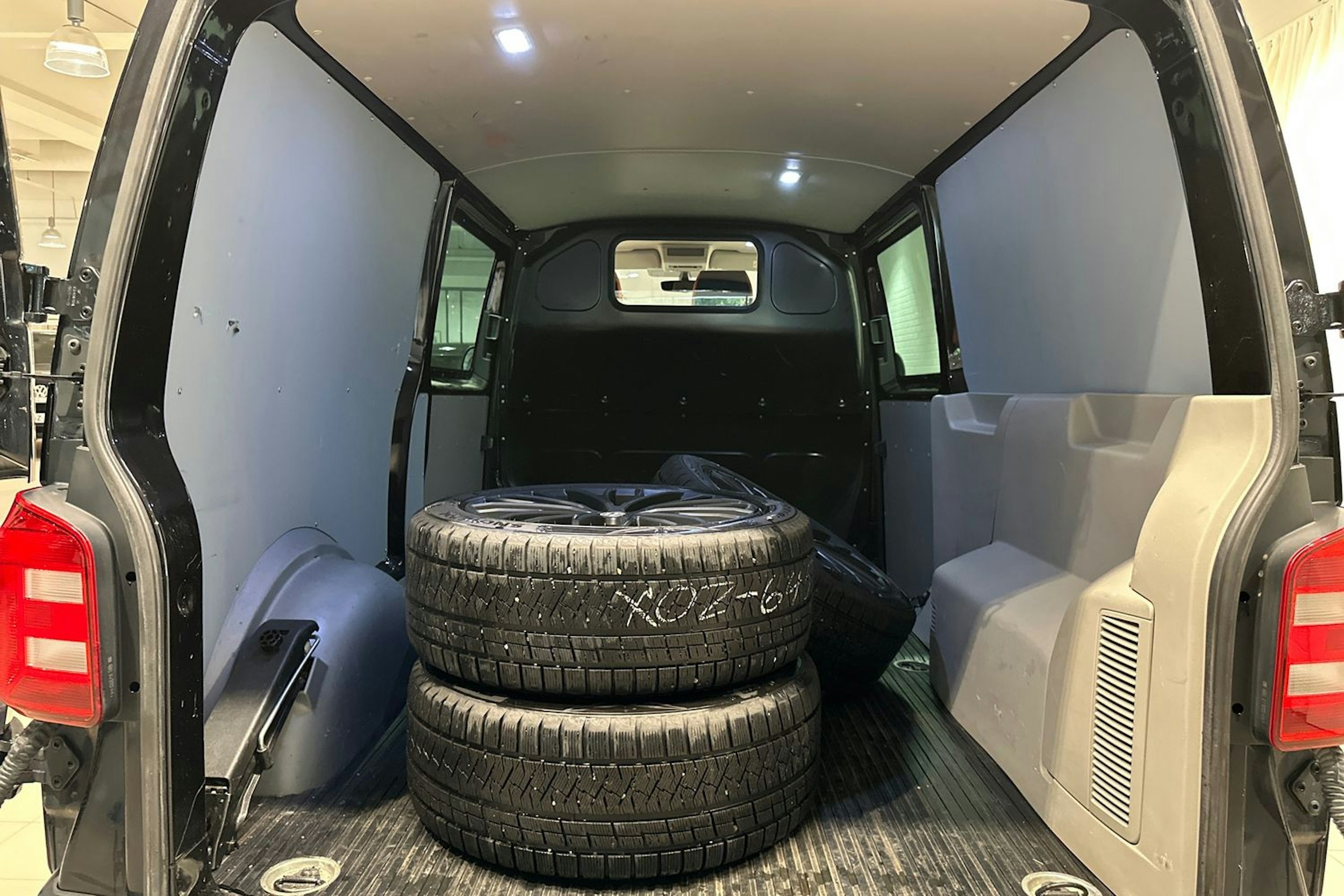 musta Volkswagen Transporter 2018 kuva 29.