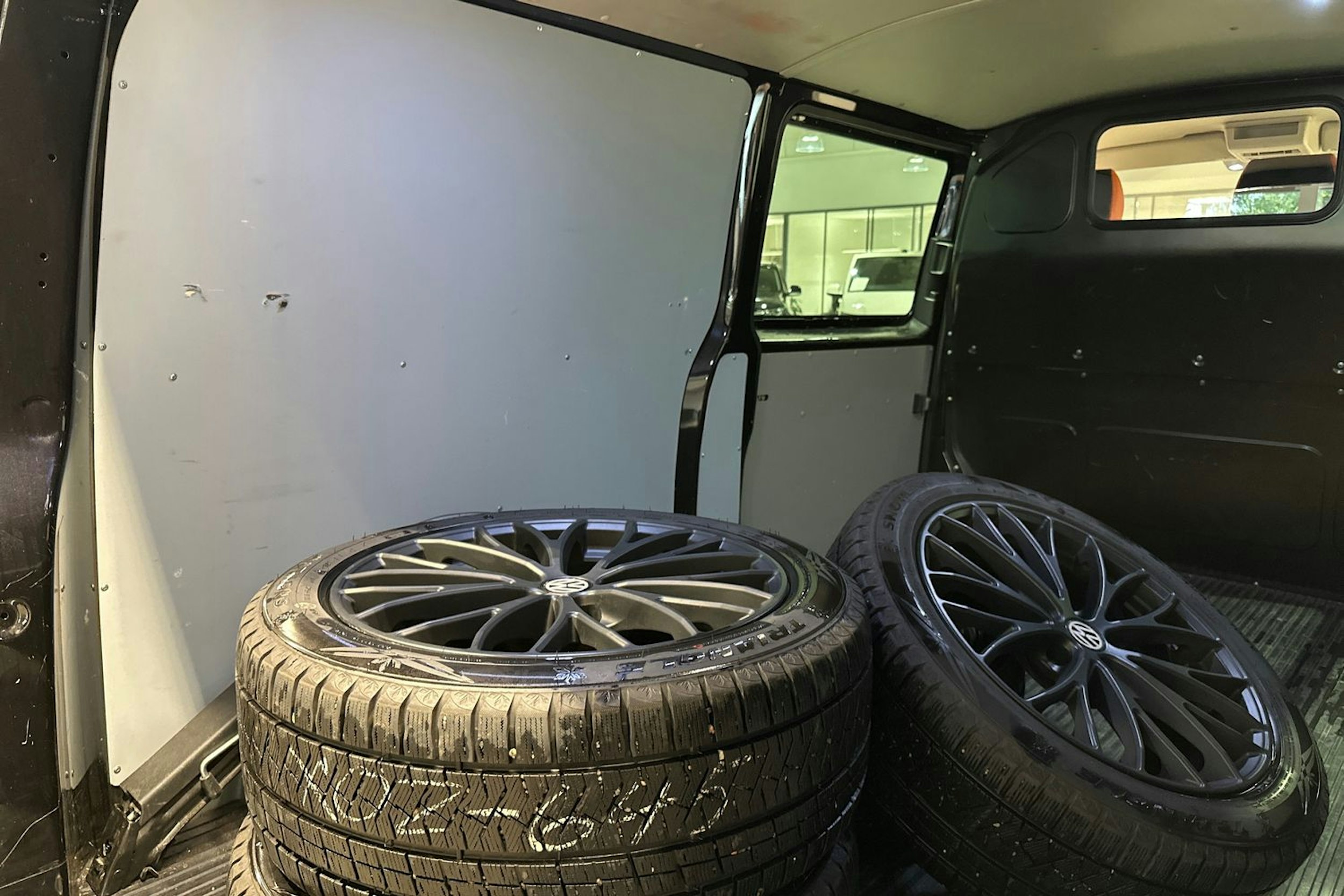 musta Volkswagen Transporter 2018 kuva 30.