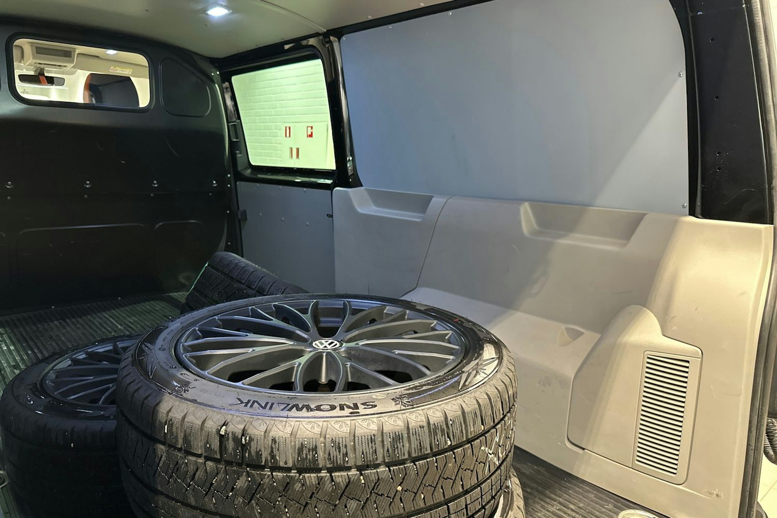 musta Volkswagen Transporter 2018 kuva 31.