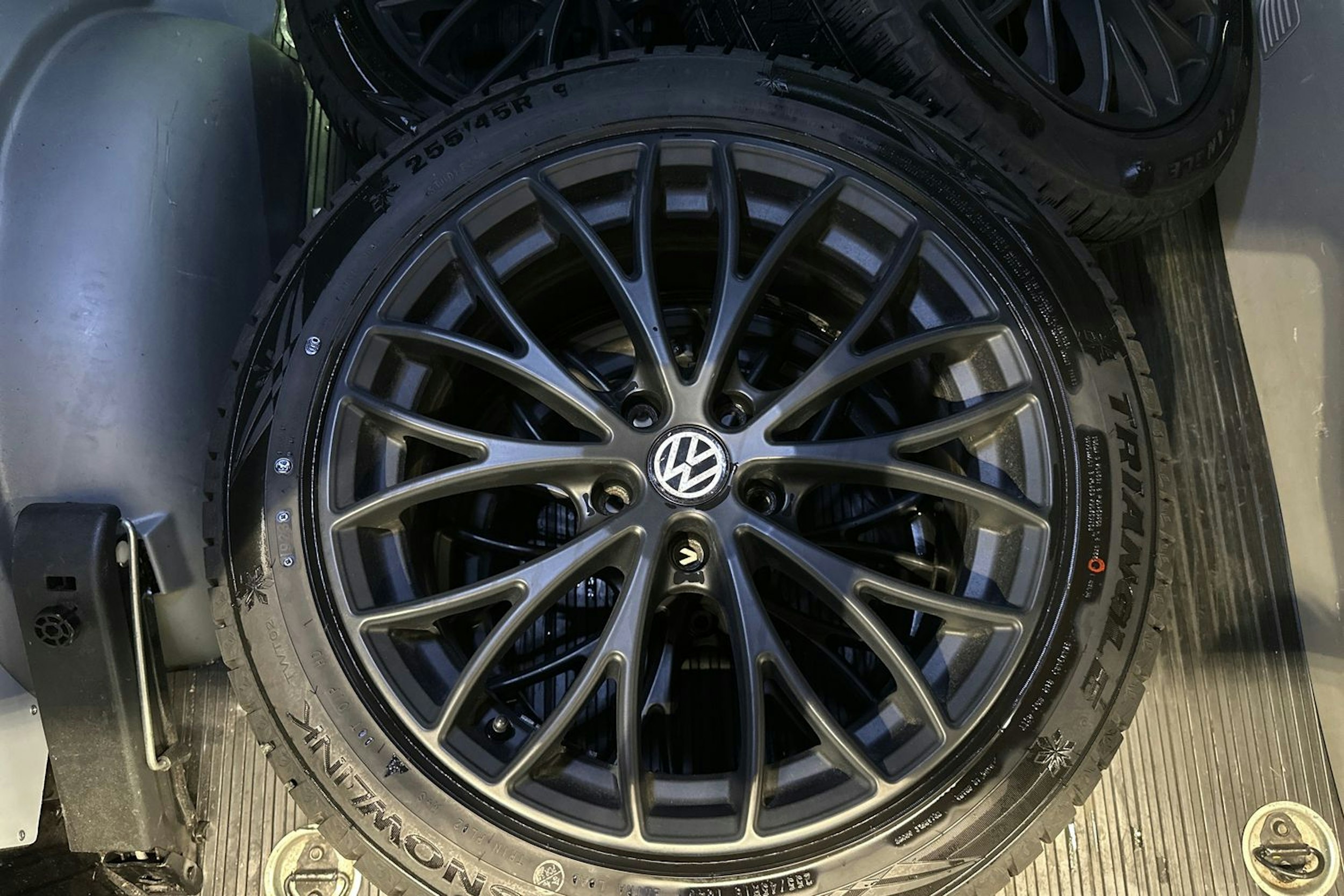 musta Volkswagen Transporter 2018 kuva 32.