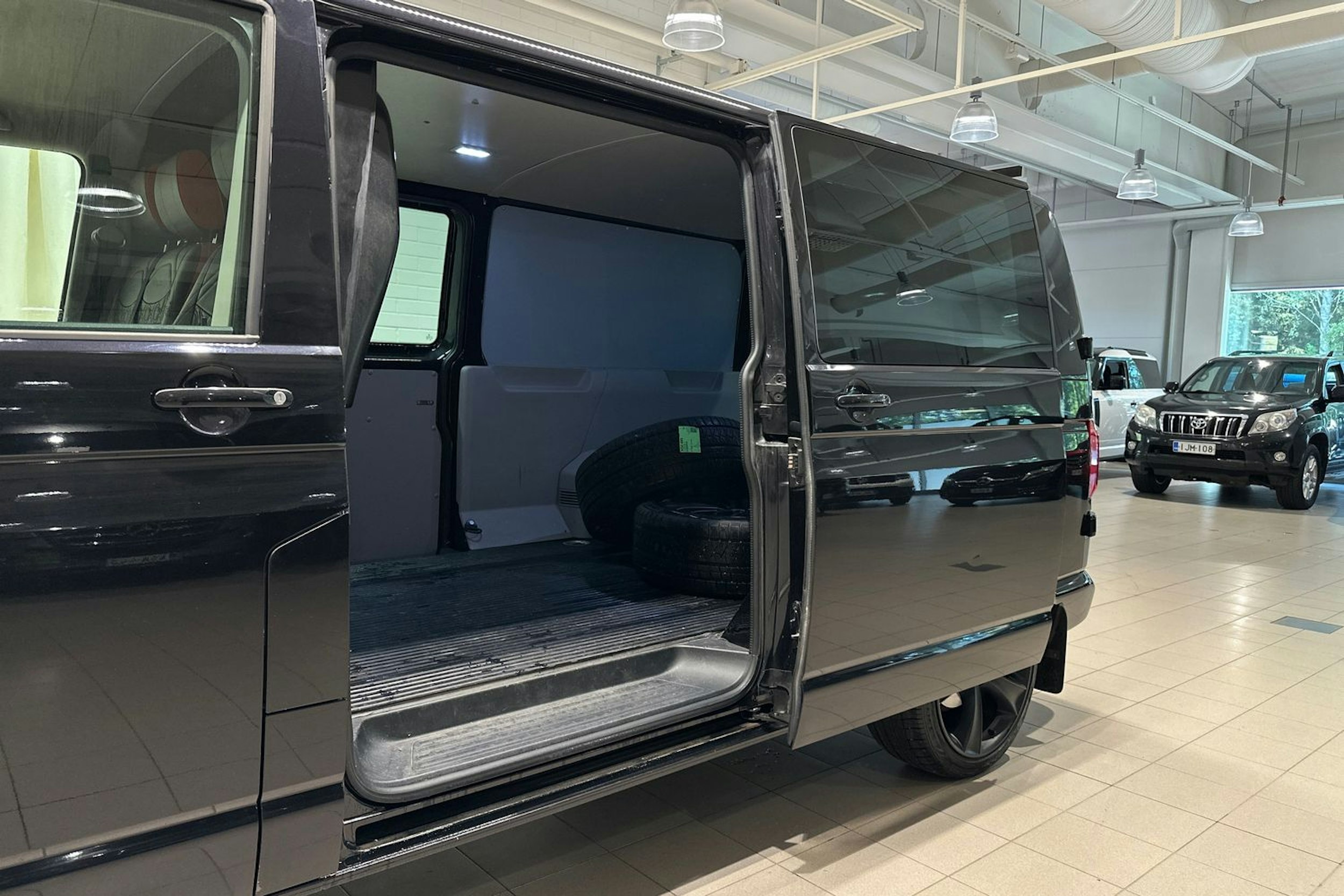 musta Volkswagen Transporter 2018 kuva 35.