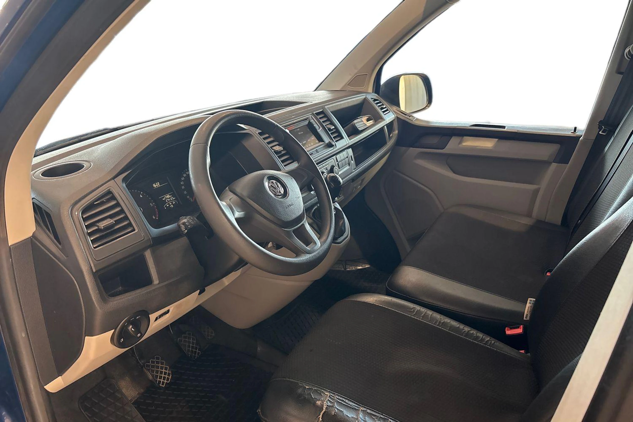 sininen Volkswagen Transporter 2018 kuva 8.